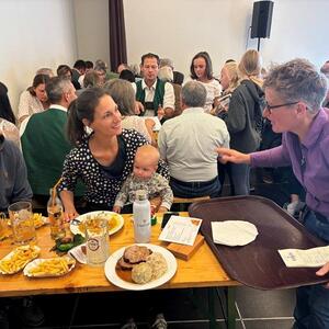 Essen und Trinken werden so schnell wie möglich serviert. Profis sind wir halt keine. 