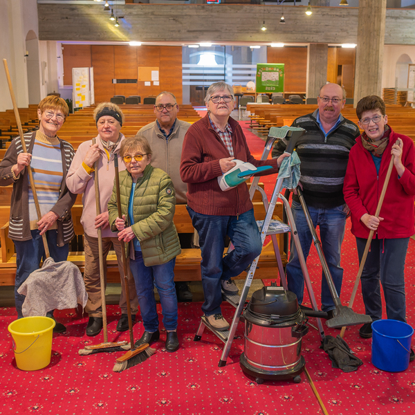 Das Kirchdorfer Kirchenputz-Team / Foto Haijes Ein Teil der Vorbereitungen für Ostern übernimmt das Kirchenputz-Team und säubert unsere Pfarrkiche.