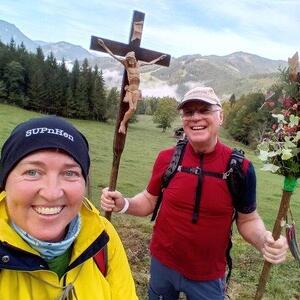 Unterwegs mit Pilgerstab und Pilgerkreuz