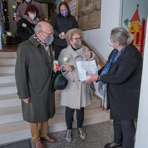 Bschoadbinkerl mit einem Gugelhupf und einem kleinen Flascherl Sekt zum daheim Feiern