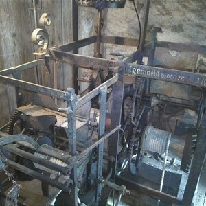 Virtuelle Kirchenführung / Pfarrarchiv Hirschbach altes Turmuhrwerk