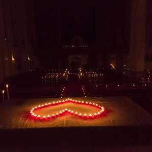 Nacht der 1000 Lichter erstmals auch in in der Pfarre Kirchdorf/Krems. Der Lichterweg begann am Kirchenplatz und führte durch die Kirche. Dort gab es mehrere Impuls-Stationen: Genussmeditation, Namensbänke wie Glaubensbank, Kraftbank, Gott-Sei-Dank-B