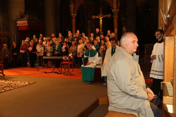 Domorganist Dr. Wolfgang Kreuzhuber (vorne) und der Kirchenchor Wolfsegg