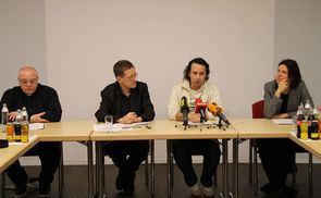 V. l.: Pfarrer Mag. Franz Zeiger, Mag. Matthäus Fellinger (Linzer KirchenZeitung, OÖ. Journalistenforum), Asylwerber Munjid Ali und Mag.a Marion Huber (Caritas-Flüchtlingshilfe OÖ)