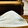 Mund-Nasen-Schutz und 1,5 m Abstand bei Gottesdiensten