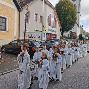 Um 10 Uhr kommen die Minis zur Johanneskapelle.