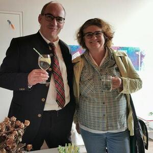 Die Seelsorger:innen Martin und Birgit lassen sich noch einen Spritzer schmecken.
