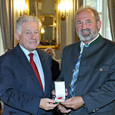LH Dr. Josef Pühringer verlieh Franz Schachinger die Verdienstmedaille des Landes OÖ. © Denise Stinglmayr / Land OÖ