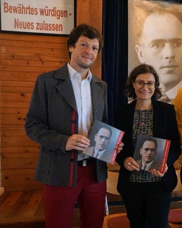 Andreas Schmoller und Verena Lorber (FFJI) präsentierten beim Jägerstätter-Gedenken 2024 die neue Jägerstätter-Broschüre.                        