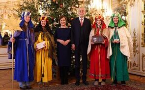 Sternsingerinnen aus Walding in der Hofburg bei Bundespräsident Alexander van der Bellen und seiner Frau Doris Schmidauer.