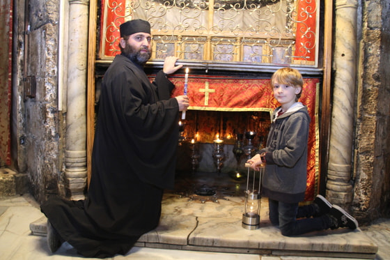 Tizian Ronacher entzündete in der Geburtsgrotte in Bethlehem das ORF-Friedenslicht. 