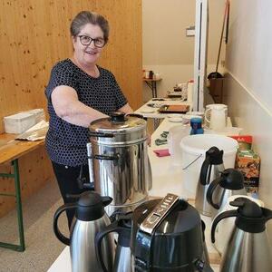 Für Kaffee und Kuchen sorgte die KFB mit Kuchenbäckerinnen.