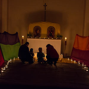 Nacht der 1000 Lichter erstmals auch in in der Pfarre Kirchdorf/Krems. Der Lichterweg begann am Kirchenplatz und führte durch die Kirche. Dort gab es mehrere Impuls-Stationen: Genussmeditation, Namensbänke wie Glaubensbank, Kraftbank, Gott-Sei-Dank-B