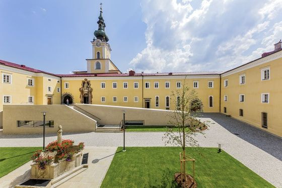 Stift Schlägl / Neu gestalteter Stiftshof 
