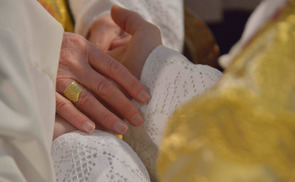 Bischof Ludwig Schwarz salbt die Hände des Neupriesters bei der Priesterweihe im Stift Schlierbach und trägt an der rechten Hand den Bischofsring. © Jack Haijes